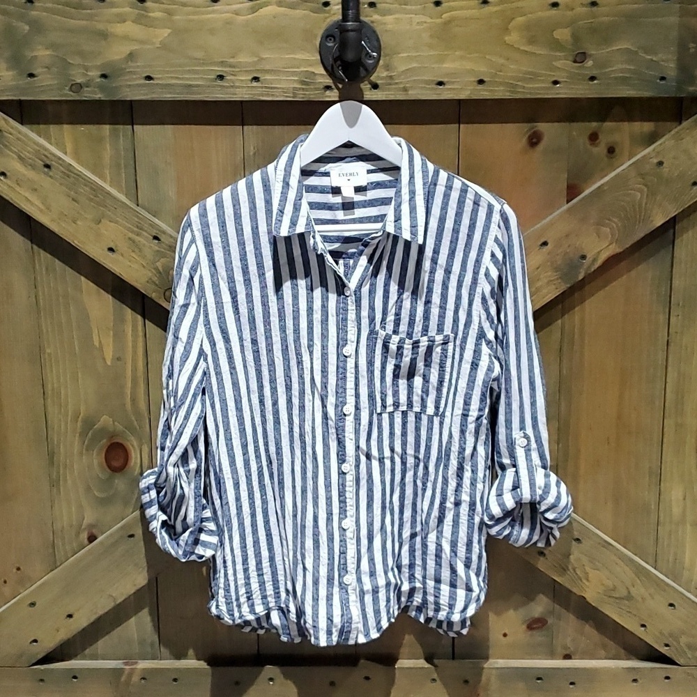 EVERLY BLUE WHITE STRIPED BUTTON DOWN TOP SIZE LARGE
